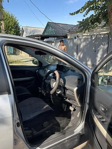 Продажа авто: Toyota Ist: 2002 г., Автомат, Хэтчбэк — 3