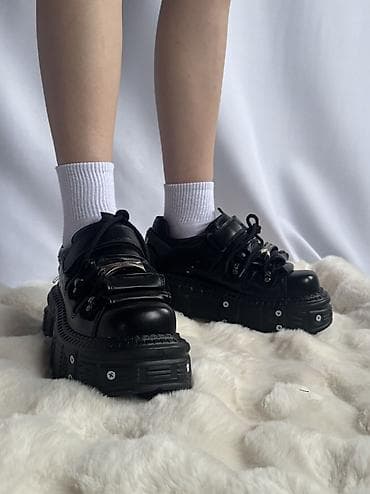 Угги: Покупала за 5000 ни разу не носила. Готические платформенные — 6