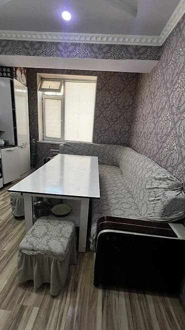 настольные часы с будильником: Кухонный уголок с обеденным столом и табуретами . 6000сом 
Г.Ош — 2