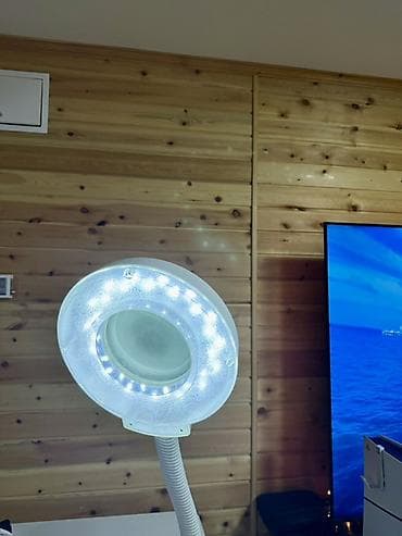 Напольная лампа-лупа с подсветкой и полка стеклянной для косметологии