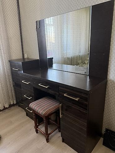 продаю спальный гарнитур: Спальный гарнитур б/у в темном древесном цвете (венге/темный орех) — — 2