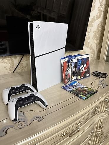 PlayStation 5 (дисковая версия) с комплектом аксессуаров и игр