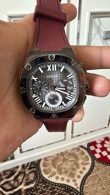 Мужские наручные часы Guess - Корпус квадратной формы с винтовыми