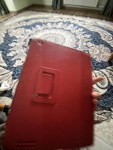 Ноутбуки: Apple iPad (черный фронт, серебристая задняя крышка) с 9.7" дисплеем и — 4