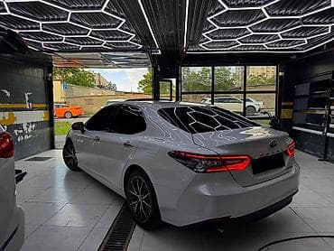camry hybrid: Toyota Camry: 2022 г., 2.5 л, Вариатор, Гибрид, Седан — 2