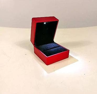 Продаю Новые ! Футляр для кольца ! Внутри есть подсветка ! Цвета есть