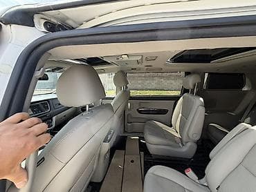 два авто: Kia Carnival: 2019 г., 2.2 л, Автомат, Дизель, Минивэн — 4