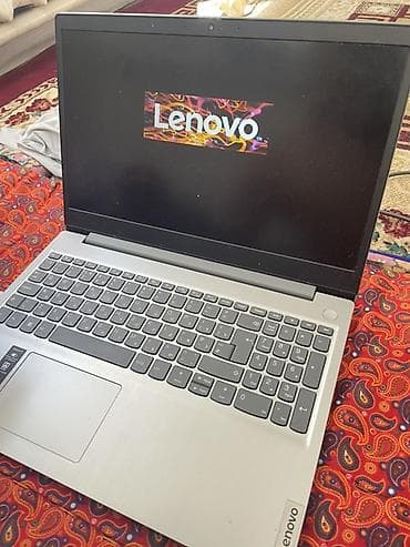 Lenovo IdeaPad 3 (серия 81WQ) — ноутбук в серебристом корпусе с