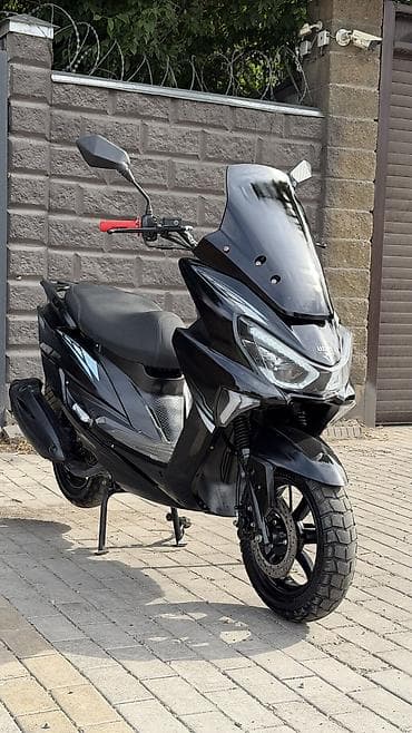 продаю скутор: Макси-скутер Yamaha, 150 куб. см, Бензин, Б/у — 1