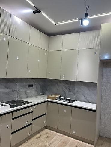 silver kitchen: Кухонный гарнитур угловой, современный стиль - Планировка: Г‑образная — 2