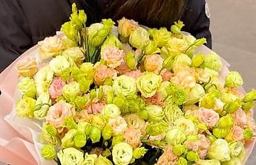 Большой букета из эустомы (лизиантуса) в нежной пастельной гамме. -