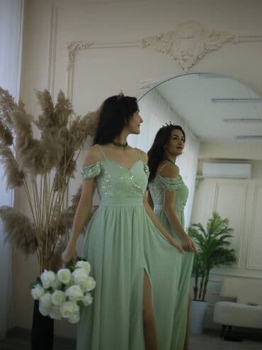 длинное платье в пол с открытой спиной: Продаю вечерние платья все новые черное-5000 зеленое- 5000 — 5