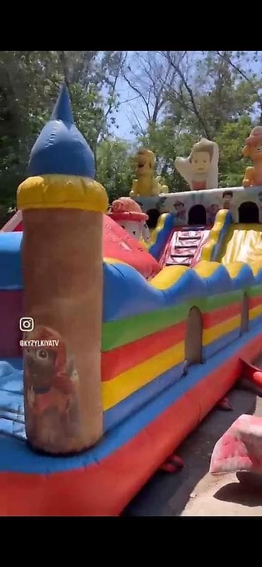 Детский мир: Надувной детский игровой комплекс «Замок» с мультяшными героями. - — 1