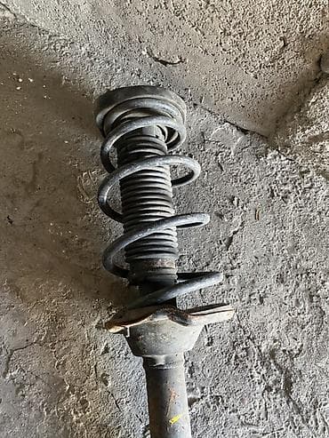 Передний амортизатор Subaru 2004 г., Б/у