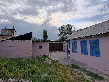 Үйлөр: Дом с участком. Одноэтажный дом сельского типа с двускатной крышей из — 6