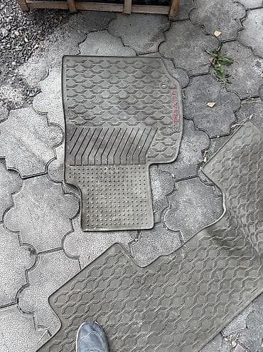 скупка бу вещи: Отдам даром все,что на фото! Полики на Прадо;на бмв; Шины два на — 4