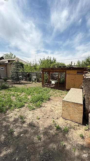 Дома: Срочно продаётся полдома 🏠 📍Пишпек 📐3 комнаты 90м2 Участок 3.5 по — 8