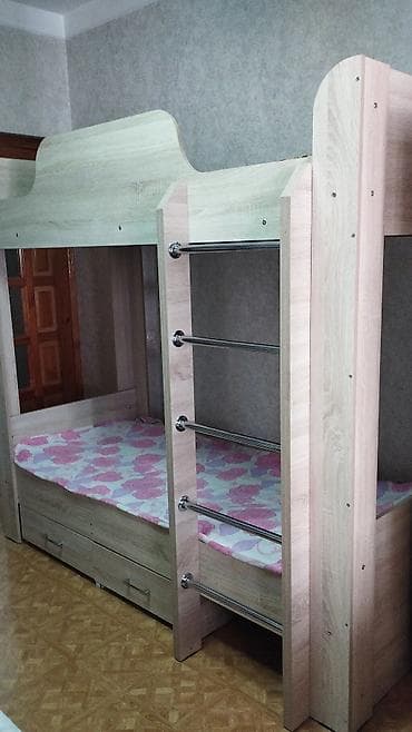 Двухъярусная кровать из ЛДСП в светлом древесном декоре. - Два