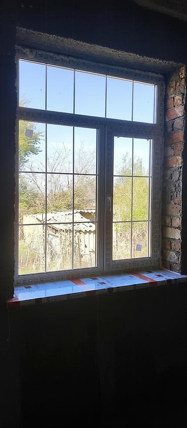 Пластиковое окно ПВХ белого цвета с двумя створками, одна из которых