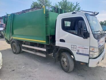 Мусоровоз с задней загрузкой на шасси малотоннажного грузовика