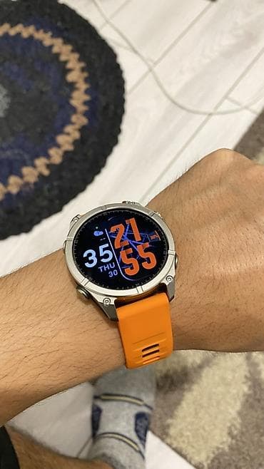 Смарт‑часы с круглым AMOLED‑дисплеем и ярким оранжевым силиконовым