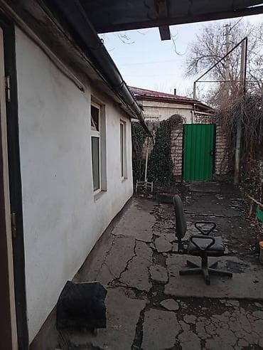 дом с сарайом: Продаётся дом за капитальным кирпичным забором с зелёными воротами и — 8