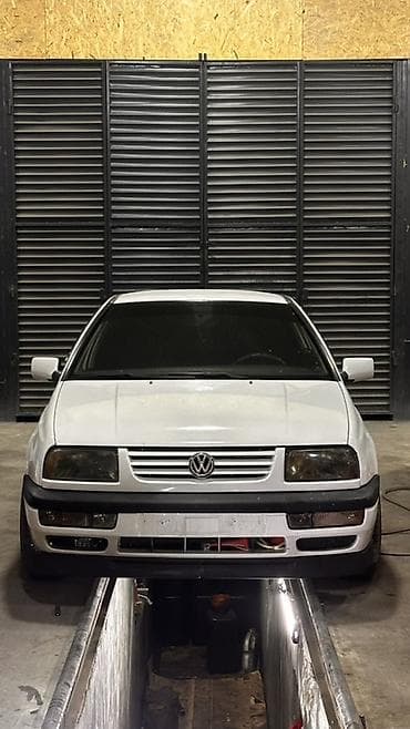 Volkswagen Vento: 1997 г., 2 л, Механика, Бензин, Седан