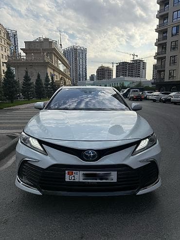 byd e2 2023: Toyota Camry: 2021 г., Гибрид, Седан — 1