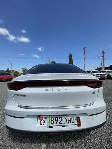 a class: GAC Aion S белый седан с черной крышей Кузов и дизайн: - — 5