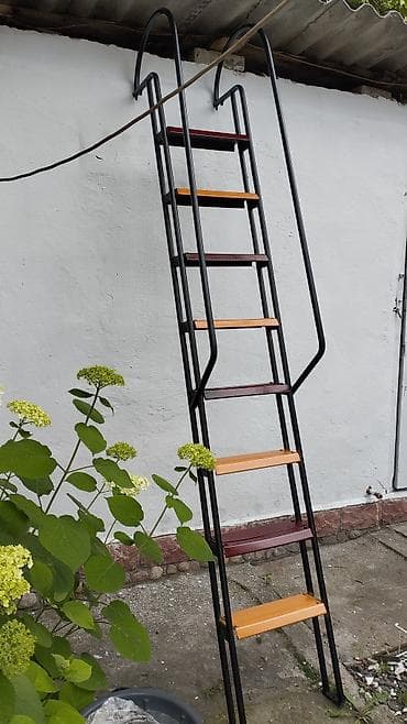 used bed: Металлическая приставная лестница с верхними дугами-зацепами. Высота — 1
