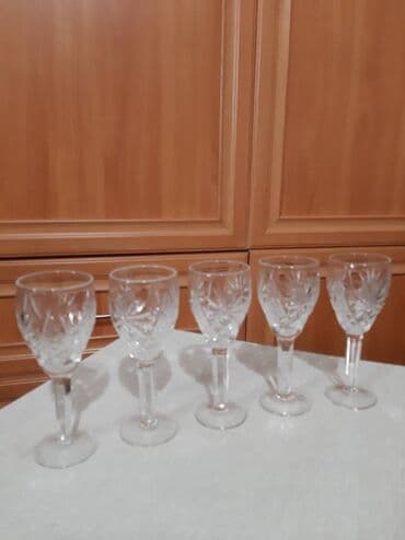 Другие товары для кухни: 1) Продам рюмки хрустальные, маленькие, высотой около 12 см, 5 штук. И — 4