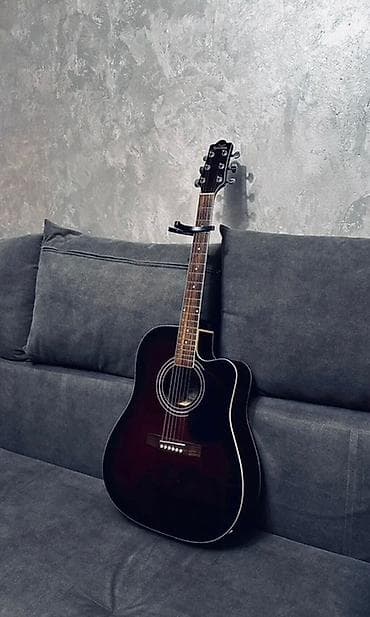 Акустическая гитара с вырезом (тип дредноут) и встроенным