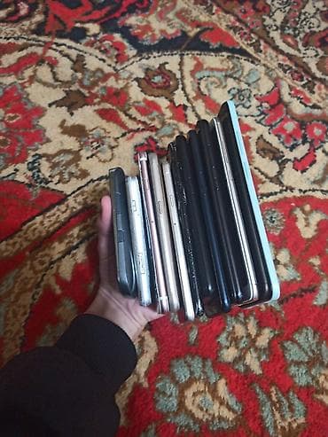 macbook pro retina: Лот телефонов. - Основной аппарат: Redmi 12C — рабочий, но в — 3