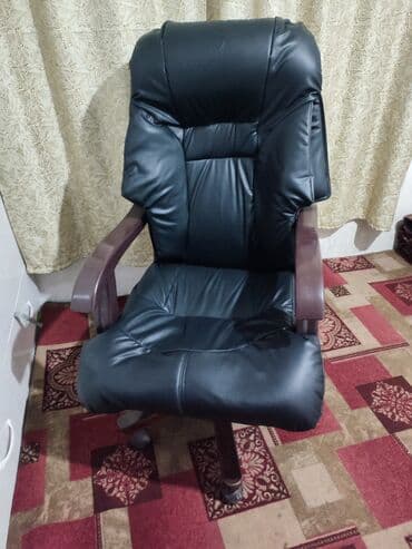 кресло для барбершопа бу: Офисное кресло, Б/у, С колесиками, цвет - Черный, Самовывоз, Бесплатная доставка, Платная доставка — 2