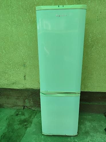 Холодильник двухкамерный с нижней морозильной камерой. Особенности: -