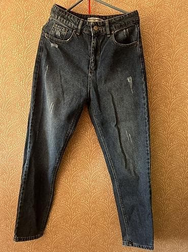 Джинсы женские, классический синий деним средней плотности. Модель с