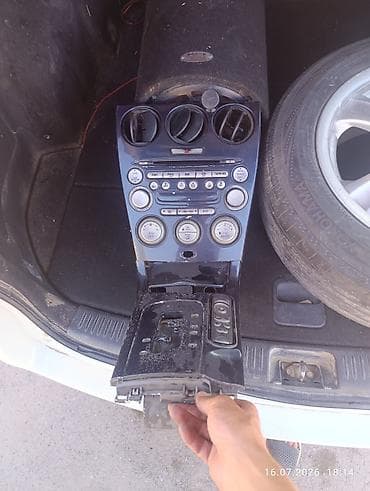 Блок центральной консоли Mazda 6 GG/GY (дорестайлинг) в сборе Состав — 2