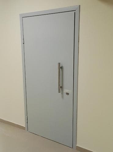 Бронированные двери из толстого металла