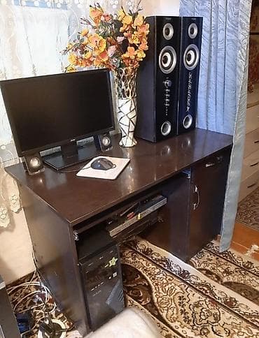 Компьютерный стол, С полками