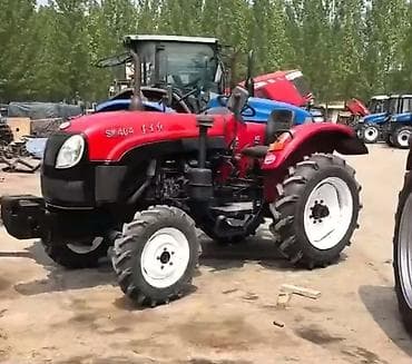 Колесный трактор красного цвета с передним ведущим мостом (4×4)
