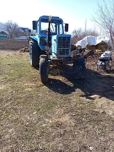 Трактор колесный, универсально-пропашной, с кабиной. Синий цвет