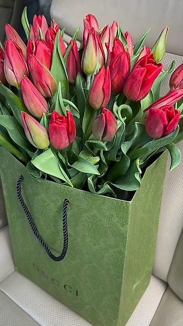 Букет тюльпанов в фирменном пакете - Элегантная композиция из