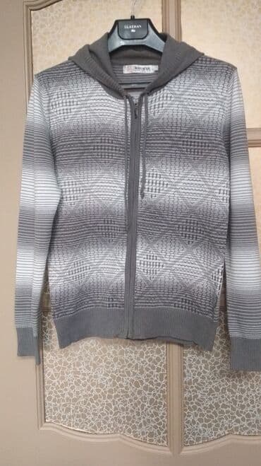 Оригинальная кофта на мальчика 10-12 лет. Тонкая вязка, очень приятная