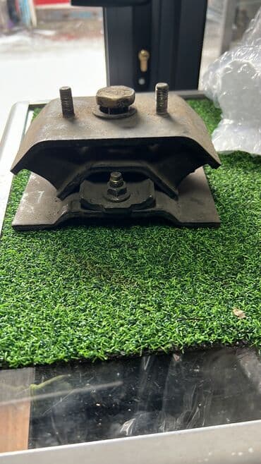 бикхорн: Подушка коробки передач Isuzu 1999 г., Б/у, Оригинал, Япония — 1