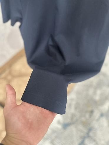 Личные вещи: Продается темно-синяя футболка Ermenegildo Zegna. Изготовлена из — 4
