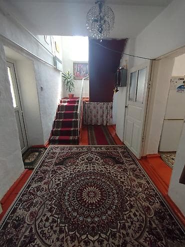 Срочно продается двух этажный дом со всеми удобствами. на первом этаже