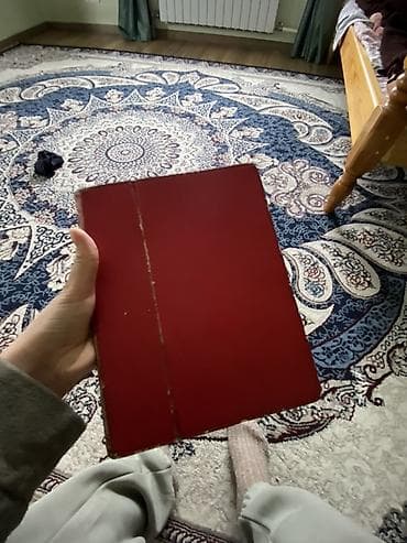 Ноутбуки: Apple iPad (черный фронт, серебристая задняя крышка) с 9.7" дисплеем и — 5