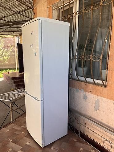 freezer: Холодильник двухкамерный, белый, с нижней морозильной камерой. - — 2