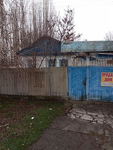хоз постройки: Дом с приусадебным участком. Территория огорожена высоким забором и — 2