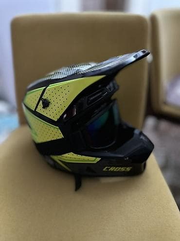 Кроссовый мотошлем с очками - Тип: интегрированный офф‑роуд/кросс (с